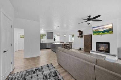 Your Priest Lake getaway awaits! Built just six years ago, this - photo 4