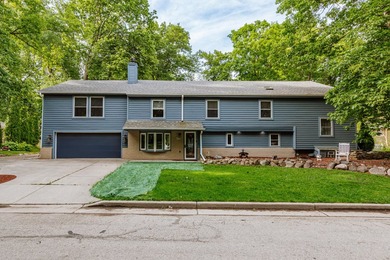 Walk to Fowler Lake & Downtown Oconomowoc! Imagine starting your - photo 2