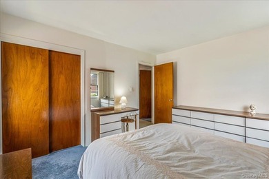 Welcome to this spacious and sun-filled 3-bedroom, 2.5-bathroom - photo 14