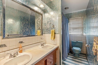 Welcome to this spacious and sun-filled 3-bedroom, 2.5-bathroom - photo 16