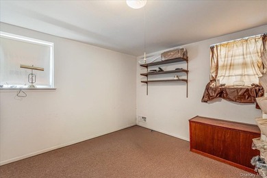 Welcome to this spacious and sun-filled 3-bedroom, 2.5-bathroom - photo 19