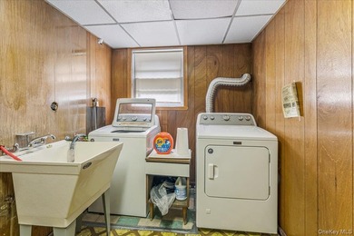 Welcome to this spacious and sun-filled 3-bedroom, 2.5-bathroom - photo 21