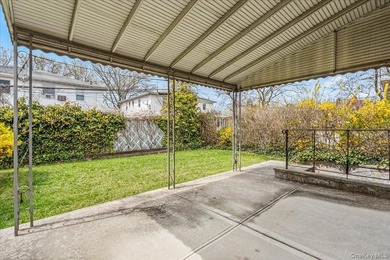 Welcome to this spacious and sun-filled 3-bedroom, 2.5-bathroom - photo 22