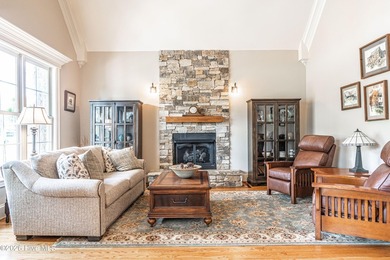 Sprawling, golf-front estate home in the gated community of Mid - photo 15