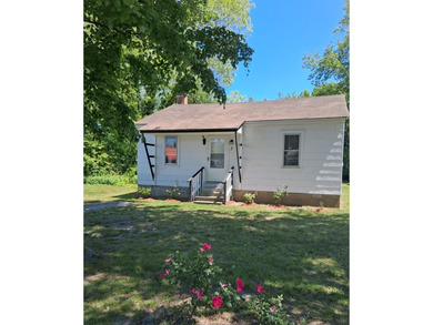 Affordable 2-bedroom Bungalow sits in the heart of a vibrant - photo 4