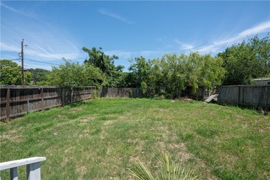 This property offers 4 bedrooms/ 2 bathrooms and a big side back - photo 20