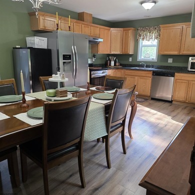 Beautiful and well-maintained split level home with 1st floor - photo 7