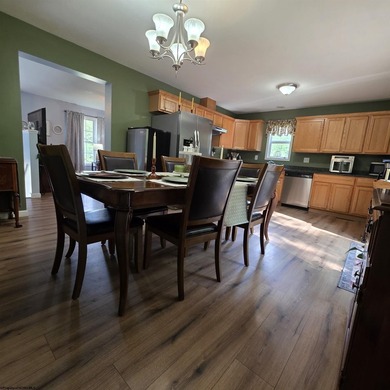 Beautiful and well-maintained split level home with 1st floor - photo 8