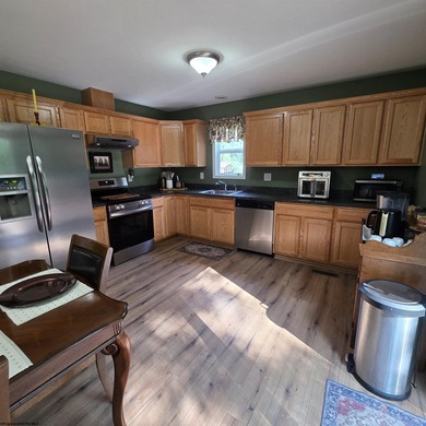 Beautiful and well-maintained split level home with 1st floor - photo 10