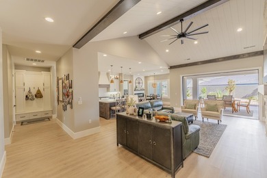 Custom home in beautiful, quiet neighborhood perched at the top - photo 7