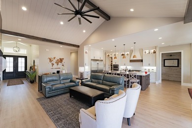 Custom home in beautiful, quiet neighborhood perched at the top - photo 8