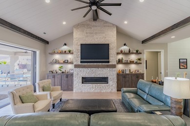 Custom home in beautiful, quiet neighborhood perched at the top - photo 9