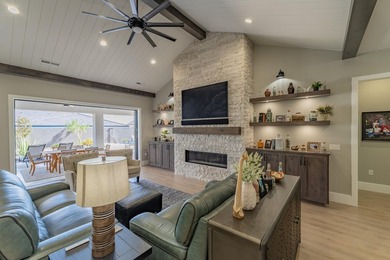 Custom home in beautiful, quiet neighborhood perched at the top - photo 10