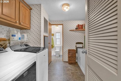 Upon entering this well-maintained home, with its recent updates - photo 17