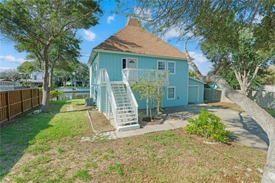 Gorgeous 4 bedroom, 3 bath home located on the water with quick - photo 2