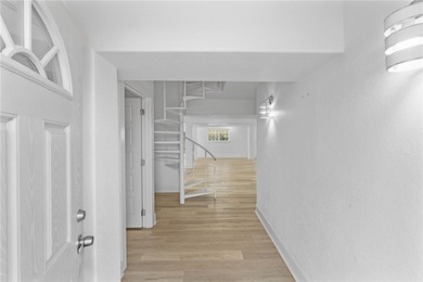 Gorgeous 4 bedroom, 3 bath home located on the water with quick - photo 5