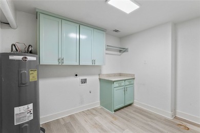 Gorgeous 4 bedroom, 3 bath home located on the water with quick - photo 6
