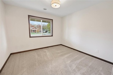Gorgeous like-new patio home overlooking a peaceful pond and - photo 4