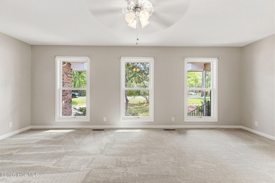 Don't miss out on this MOVE-IN ready, freshly painted, brick - photo 5