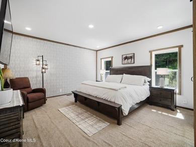 A beautiful WATERFRONT property with over 160 feet of private - photo 18