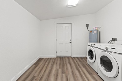 Stunning, Stylish, and Move-In Ready! This beautifully renovated - photo 34
