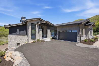 Nestled on a quiet cul-de-sac in desirable Hideout, this - photo 2