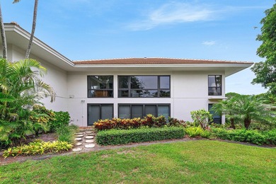 Beautifully updated 2-bedroom, 2-bath second-floor residence in - photo 23