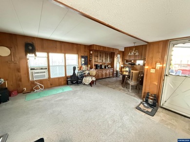 Charming 2-bedroom, 1-bath home w/a living room bump-out that