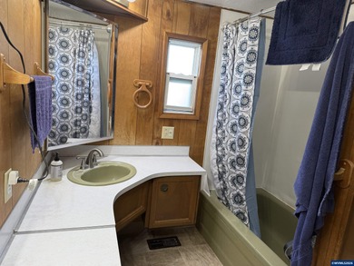 Charming 2-bedroom, 1-bath home w/a living room bump-out that