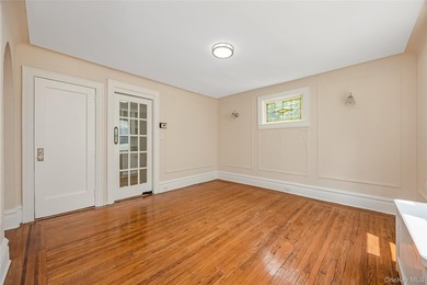 Move right in to this renovated Tudor style home w/ 4 bedroom, 2 - photo 12