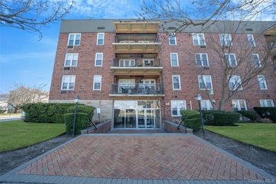 Welcome to this spacious and sun-filled Junior 4 co-op ideally - photo 20