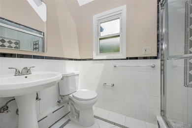 Move right in to this renovated Tudor style home w/ 4 bedroom, 2 - photo 27