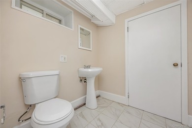 Move right in to this renovated Tudor style home w/ 4 bedroom, 2 - photo 32