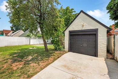 Move right in to this renovated Tudor style home w/ 4 bedroom, 2 - photo 36
