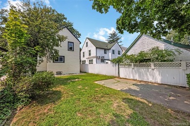 Move right in to this renovated Tudor style home w/ 4 bedroom, 2 - photo 38