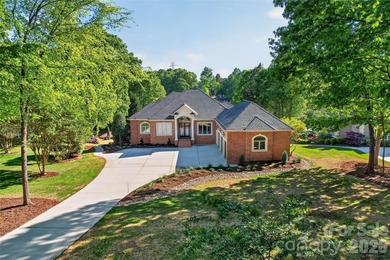 REFINED WATERFRONT LIVING AT IT'S BEST! Meticulously renovated - photo 4