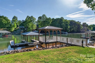 REFINED WATERFRONT LIVING AT IT'S BEST! Meticulously renovated - photo 9
