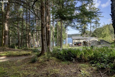 Situated between Woahink and Siltcoos Lakes, this wooded 1 - photo 5