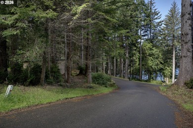 Situated between Woahink and Siltcoos Lakes, this wooded 1 - photo 9