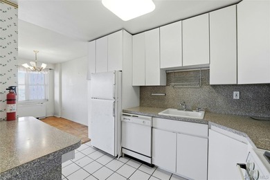 Welcome to the sought after Continental Residence and this well - photo 18
