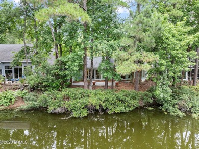 Tucked beneath a canopy of moss-draped oaks in the prestigious - photo 41