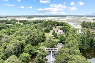 Tucked beneath a canopy of moss-draped oaks in the prestigious - photo 42