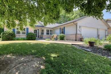 Move right into this updated 4 bedroom 3 full bath ranch with - photo 2