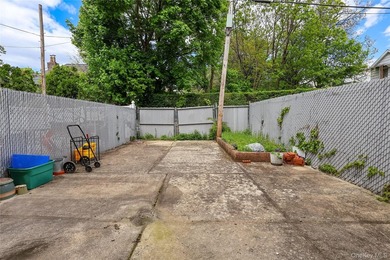 Nestled on a quiet block in the heart of Flatlands, this - photo 42