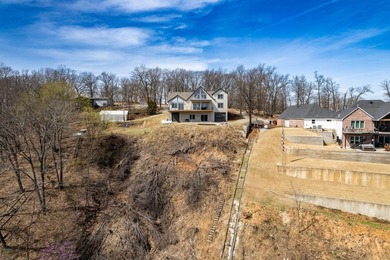 Lakefront home with two-slip dock. 5 bedrooms/4 baths completely - photo 13