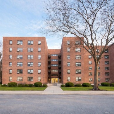 Beautifully maintained and sun-filled one-bedroom residence in - photo 4