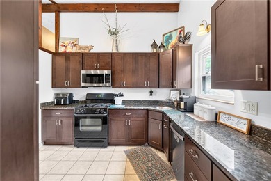 Welcome to this well-maintained 3-bedroom multi-level home - photo 4
