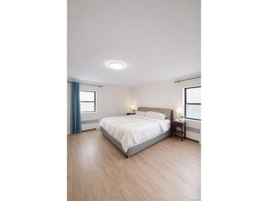Beautifully maintained and sun-filled one-bedroom residence in - photo 5