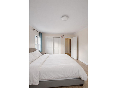 Beautifully maintained and sun-filled one-bedroom residence in - photo 6