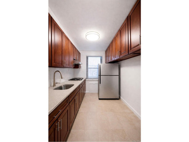 Beautifully maintained and sun-filled one-bedroom residence in - photo 7